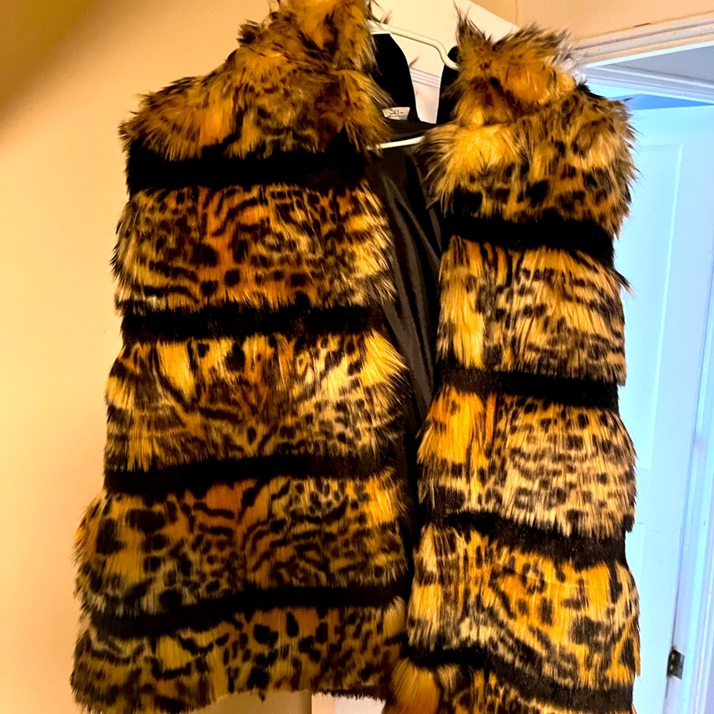 Bebe Faux fur leopard vest ECU